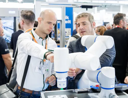 Reger Austausch zwischen Ausstellern und Besuchern auf der All About Automation 2026 in Friedrichshafen