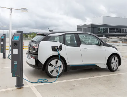 Ausgangspunkt des Projekts war die Frage, wie sich Ladeinfrastruktur effizient in ein industrielles Gleichstromnetz (DC-Netze) integrieren lässt, um Energiekosten zu senken und einen kostenintensiven Netzausbau zu vermeiden