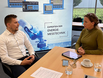 Patrick Steiß von Janitza und Susanne Woggon von Tropal Media im Gespräch