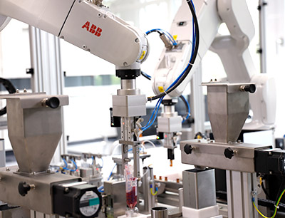 Einer der IRB 1200-Roboter übernimmt das Durchmischen der Proben. Die kreisenden Bewegungen durch den Roboter simulieren dabei den im manuellen Prozess eingesetzten Vortexer.