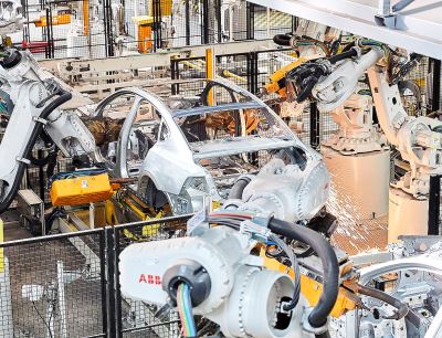 Roboter schweißen Autokarosserien in der Automobilindustrie