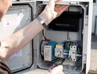 Die Polycarbonat-Wandschaltschränke Arca IEC schützen bspw. moderne Funk-Kommunikationstechnik selbst in besonders rauem Industrieumfeld
