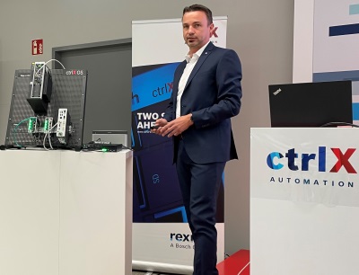 Dr. Holger Schnabel, Product Owner „ctrlX Automation“ präsentiert anschaulich die Möglichkeiten von „ctrlX OS“