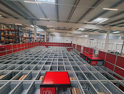 Autonomes Auto-Store-Lager- und Kommissioniersystem mit circa 4.400 Lagerbehältern und sieben R5-Robotern