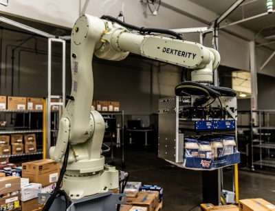 Industrieller Roboterarm einer Dexterity-Lösung für Palletierung in der Intralogistik