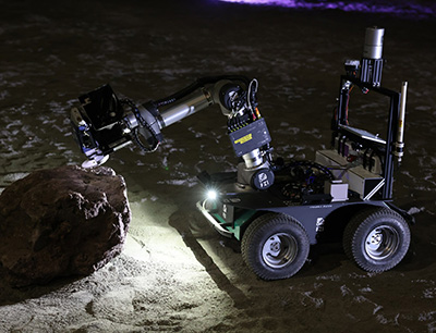 Der Roboter Husky beim Entnehmen einer Bodenprobe