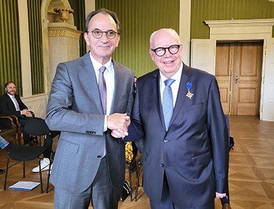 Der hessische Finanzminister Michael Boddenberg (links) hat Bernhard Juchheim mit dem Hessischen Verdienstorden am Bande ausgezeichnet