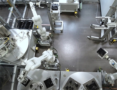 Schnaithmann kombiniert für die Produktion von Supercomputern bei einem Automobilzulieferer sieben Kuka-Roboter in der Produktion