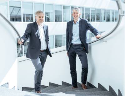 Michael Otto (links) und Frank Strecker haben in Augsburg eine gemeinsame Vereinbarung unterzeichnet