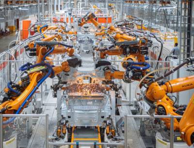 Unterboden des Volkswagen ID.3: Rund 1.600 Kuka-Roboter arbeiten allein im Karosseriebau im Werk Zwickau