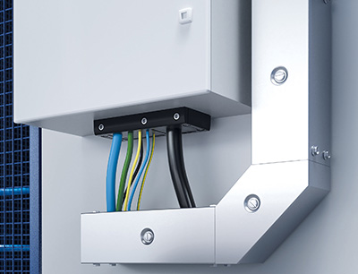 Durch das Kabeldurchführungssystem lassen bis zu 40 Kabel mit der hohen Schutzart IP66 in Schaltschränke und Gehäuse einführen