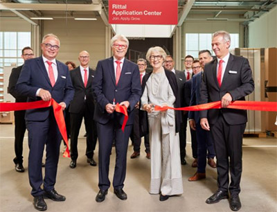 Am 21. September wurde das Rittal Application Center in Gera geöffnet. Prof. Friedhelm Loh, Inhaber der Friedhelm Loh Group, seine Frau Debora Loh (beide Mitte) und die Rittal Geschäftsführung teilen feierlich das rote Band