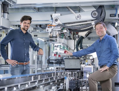 Michael Döring, Leiter Schubert Motion in Dresden, und Florentin Rauscher, Entwicklungsingenieur für optimale Steuerungen, zeigten auf der Fachpack 2021 erstmals Roboter mit Schubert Motion Technologie