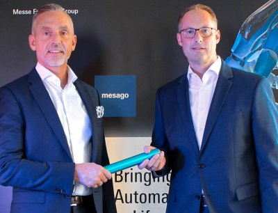Christian Wolf, Geschäftsführer bei Hans Turck, übergibt den Vorsitz des Ausstellerbeirats der SPS an Steffen Winkler, CSO der Business Unit Automation bei Bosch Rexroth