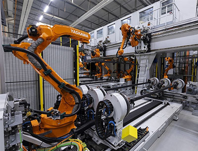 18 Motoman-Roboter arbeiten in der neuen vollautomatischen Schweißanlage für Gerüstteile bei Peri „Hand in Hand"