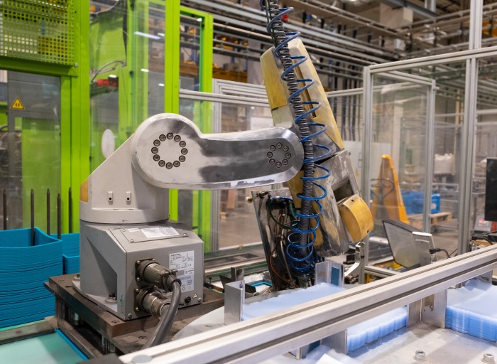 Mit Hilfe eines Roboters automatisiert Durable die Herstellung von Sichttafeln.