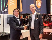 v.l.n.r.: Florian Deter, Geschäftsführer Microsoft Deutschland, unterzeichnet mit Michael Marhofer, CEO Ifm, die Kooperationsvereinbarung auf der Hannover Messe 2024