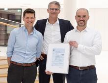 Florian Schneeberger (CTO, Mitte) sowie Robert Fuchs (rechts) und Gregor Auer (links) vom Cyber-Security-Team präsentieren das Zertifikat. 