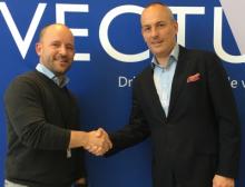 Christian Granlund (links), CEO bei Vectura AS, und Andy Blandford, Senior Vice President & Managing Director Dematic Northern Europe, freuen sich auf die Zusammenarbeit