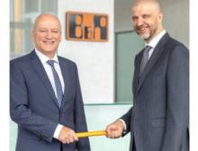 Peter Gucher (links) geht nach 34 Jahren bei B&R in den wohlverdienten Ruhestand und übergibt seine Position als Vertriebs-Geschäftsführer an Luca Galluzzi