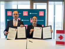 Dr. Jochen Köckler und Isabelle Poupart unterzeichnen die Vereinbarung über die Partnerschaft zwischen der Hannover Messe und Kanada für 2025