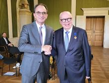 Der hessische Finanzminister Michael Boddenberg (links) hat Bernhard Juchheim mit dem Hessischen Verdienstorden am Bande ausgezeichnet